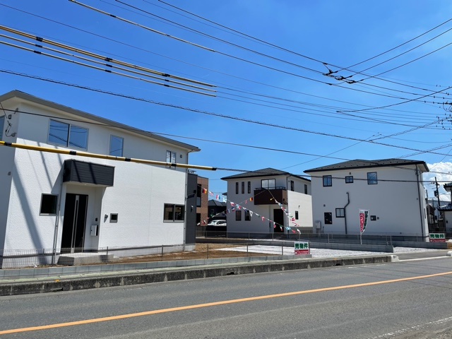 上里町金久保3期（全3棟）2号棟の前面道路含む現地写真