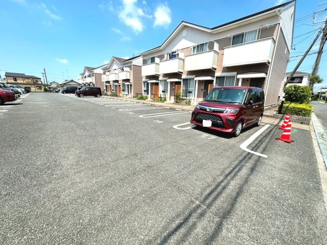 プラッサムコートMK C棟の駐車場