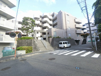 【外観】 | 総戸数３５戸、平成７年４月築、管理人は日勤勤務につき管理体制良好です♪