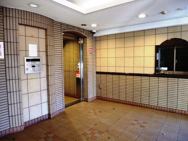 朝日サテライト上野のエントランス
