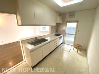 【キッチン】 | 宝塚市山本台２丁目中古戸建 | １階キッチンです♪対面式システムキッチンです！キッチン横のは勝手口が設けられております(^^)