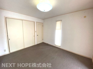 【洋室】 | 宝塚市山本台２丁目中古戸建 | １階洋室８帖です♪建具をオープンにしていただくとリビングからの広がる空間を確保できます！！