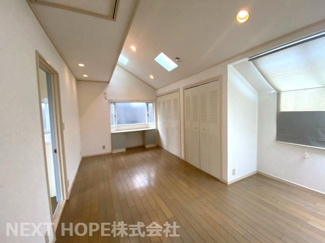 【洋室】 | 宝塚市山本台２丁目中古戸建 | ２階洋室１０帖です♪大きなクローゼットが設けられております！出窓の下部は収納スペースになっており、使い勝手がいいですね(^^)天窓からの採光も有り、明るい室内です！！