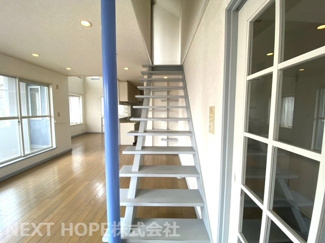【内装】 | 宝塚市山本台２丁目中古戸建 | ２階から３階へは壁の無いリビング階段です♪ぜひ現地でご覧ください(^^)お気軽にネクストホープ不動産販売までお問い合わせを！！