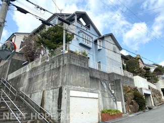 【外観】 | 宝塚市山本台２丁目中古戸建 | 昭和６０年３月建築！平成４年に２階、３階全面改装されております♪東南角地で明るく開放的な戸建です！二世帯住宅をお探しの方ぜひご覧ください(^^)いつでもご覧いただけます！