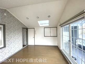 【洋室】 | 宝塚市山本台２丁目中古戸建 | ３階洋室８帖です♪天窓も有り、たいへん明るい室内です！専用バルコニー有り♪