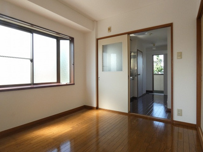 【洋室】 | プレジール | 使いやすい縦長の洋室です。