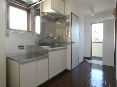 【居間・リビング】 | プレジール | 窓付きで換気にも便利なキッチンです。