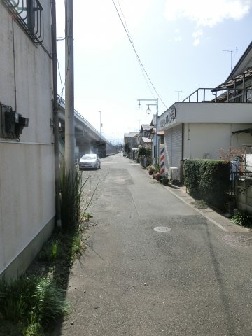 鴻巣市逆川２丁目の売地の前面道路含む現地写真