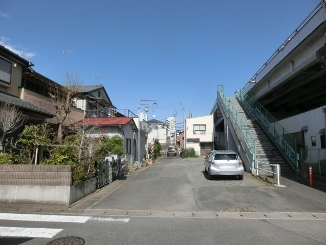 鴻巣市逆川２丁目の売地の前面道路含む現地写真
