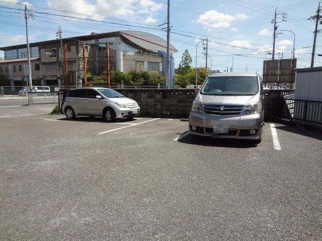 アルス浜田の駐車場