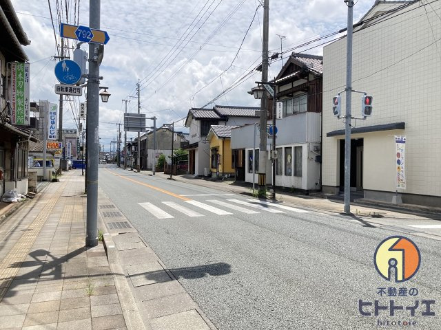 八女市本町中古戸建の前面道路含む現地写真