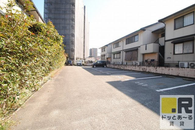 久留米市野中町のアパートの駐車場|同物件類似写真