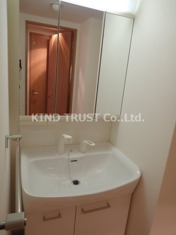 南森町プライマリーワンの洗面所|三面鏡収納つき洗面台です