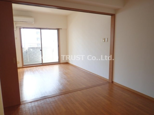 南森町プライマリーワンの居間・リビング|明るいお部屋です