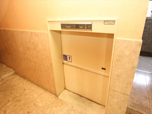伊東市猪戸　湯の花ホールの内装|運搬用エレベーター