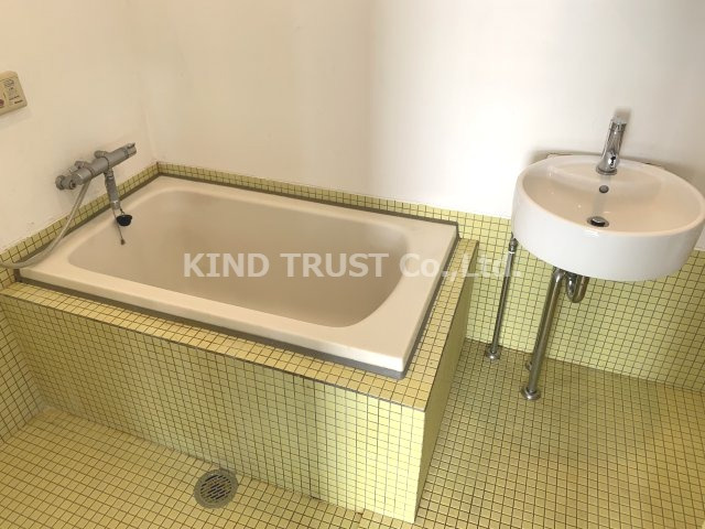 是空DOSHINの浴室|黄色いタイルがかわいいお風呂です