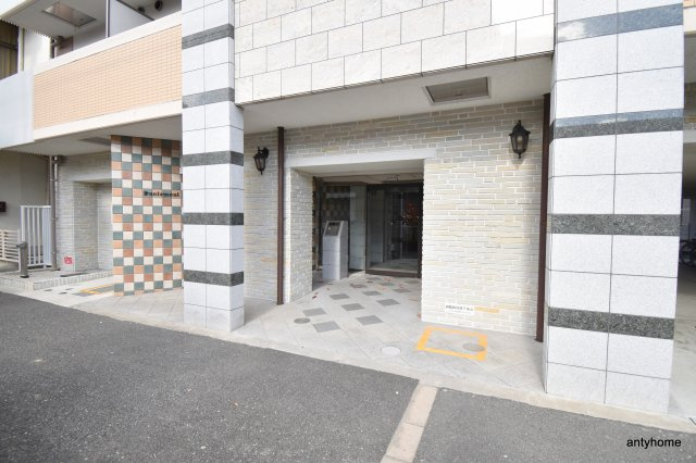 サンレムート江坂イースト　仲介手数料無料のエントランス