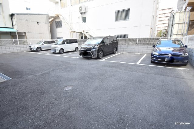 サンレムート江坂イースト　仲介手数料無料の駐車場
