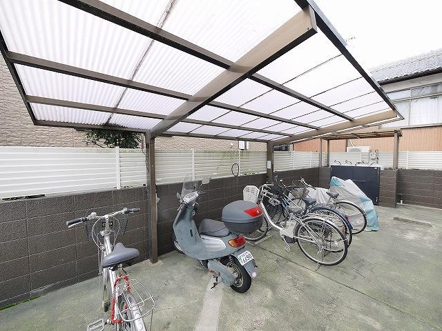 レオパレス尼ヶ辻のその他共用部分|大き目の屋根が雨から守ってくれる自転車置き場