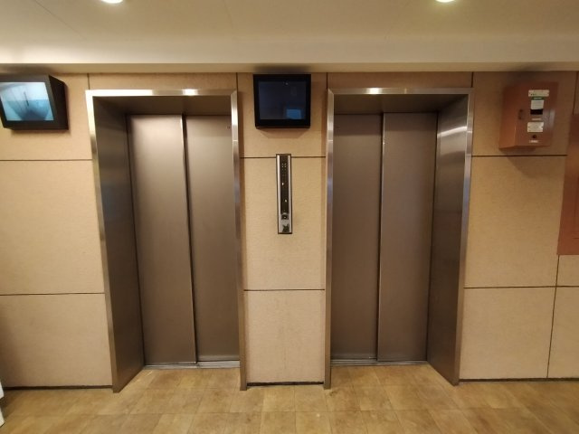京橋第一コーポのその他共用部分|エレベーターが2基あるので、混雑時も回避できますね♪
モニターもあり安心♪