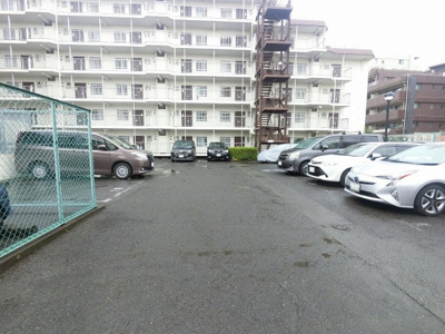 【駐車場】 | ローズハイツ鶴見 | 平置き駐車場です。