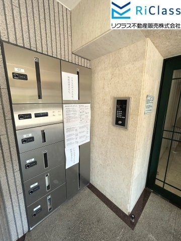ワコーレグラン山の手のエントランス|オートロック付きのエントランスと宅配ボックスです