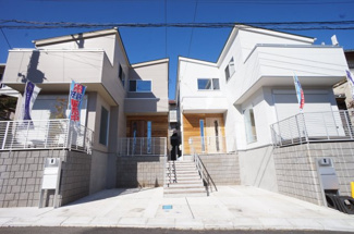 【外観】 | 1号棟と2号棟の外観写真です。フラットウォールがおしゃれです！！建売に見えません！！