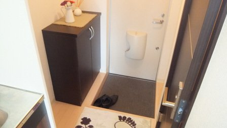 ＣＯＬＯＲ若宮のその他|玄関横に洗濯機置場があります。