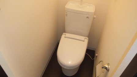 ＣＯＬＯＲ若宮のトイレ|お風呂と別です。