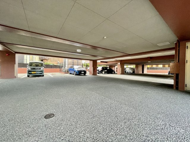 アプローズ空港前IIの駐車場