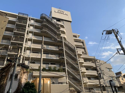 【外観】 | クリオ藤沢弐番館  | 落ち着いたグレーのタイル貼りのマンション。