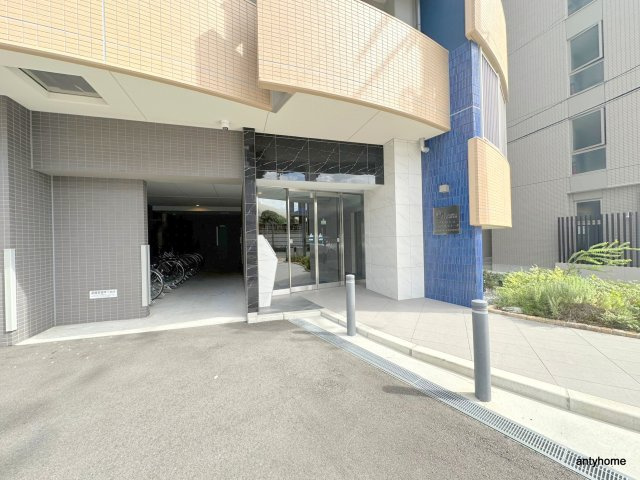 プレサンス江坂ベルフィーヌ　仲介手数料無料のエントランス