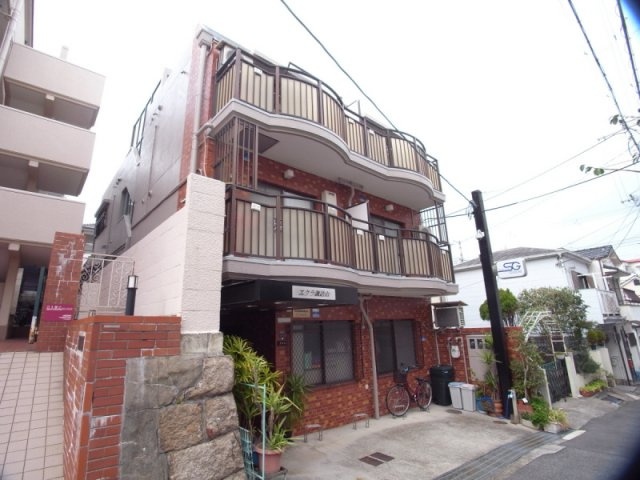 エクラ諏訪山の外観