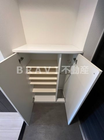 レジュールアッシュ上町台　BRAVI不動産の玄関|【レジュールアッシュ上町台】シューズボックス