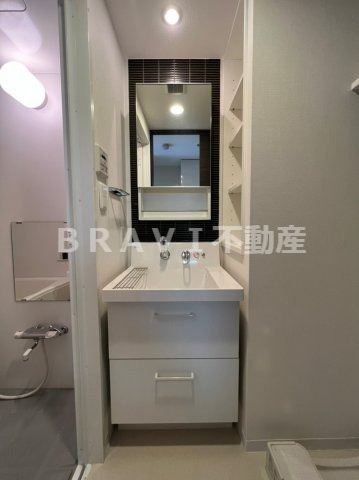 レジュールアッシュ上町台　BRAVI不動産の独立洗面台|【レジュールアッシュ上町台】独立洗面化粧台が付いています