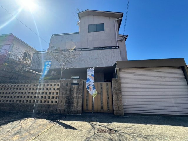 岸和田市田治米町　戸建の外観|玄関前に1台、シャッター付きガレージに3台駐車可