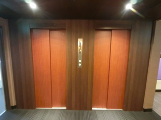 【その他共用部分】 | お買い物時やベビーカーの出し入れに便利なエレベーター付
混雑時にも便利なエレベーター2基付です。