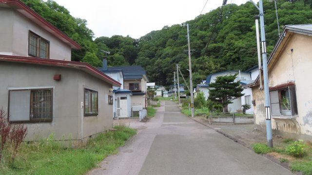 網走市緑町５－１－４　中古売家の前面道路含む現地写真