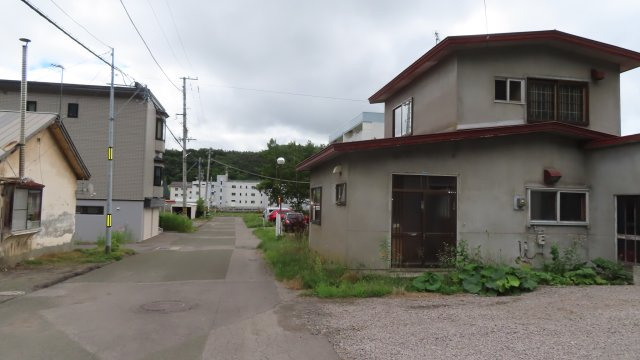 網走市緑町５－１－４　中古売家の前面道路含む現地写真