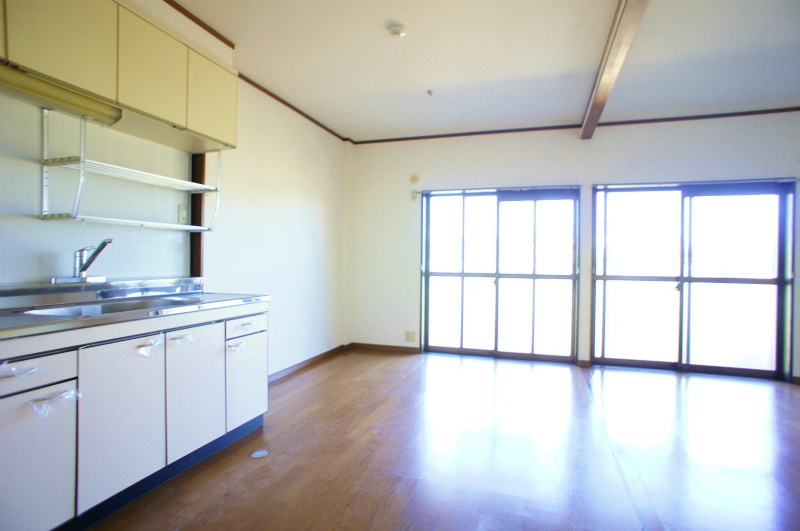 メゾンドールMURATA（ムラタ）【10,000円キャッシュバック対象物件】の居間・リビング|こちらのリビングで趣味の時間をお楽しみください