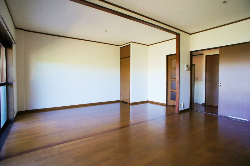 メゾンドールMURATA（ムラタ）【10,000円キャッシュバック対象物件】の居間・リビング|こちらのリビングで趣味の時間をお楽しみください