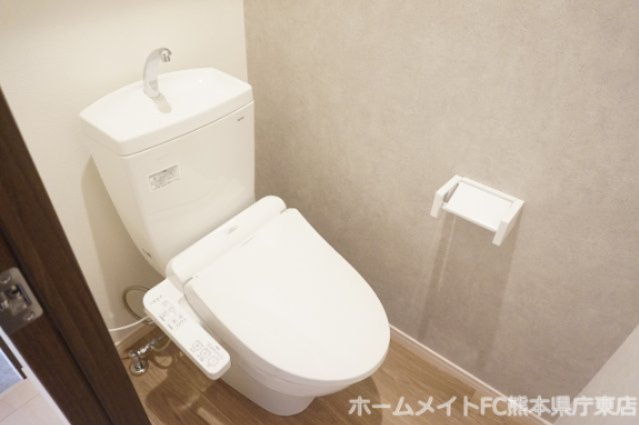 熊本市中央区九品寺４丁目のアパートのトイレ|写真は同施工会社の類似物件となります。