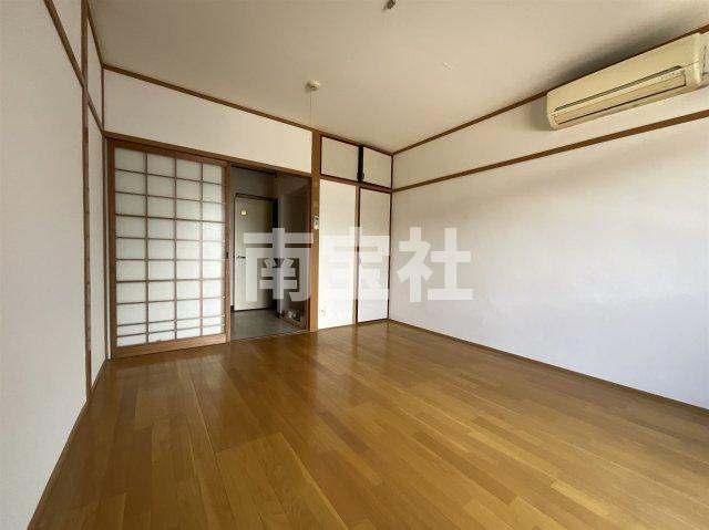 【居間・リビング】 | 使いやすい洋間８畳です