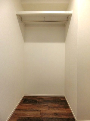 【収納】 | LOC’S/ロックス相模大野A | 洋室12.6帖のお部屋にあるウォークインクローゼットです♪たっぷり収納できてお洋服や荷物が多くてもお部屋すっきり☆