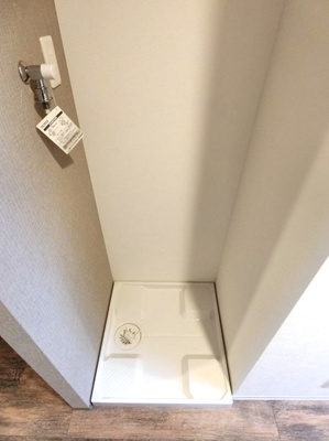 【設備】 | LOC’S/ロックス相模大野A | キッチン横にある室内洗濯機置き場です♪防水パンが付いているので万が一の漏水にも安心です！