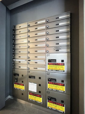 【エントランス】 | LOC’S/ロックス相模大野A | 共用エントランスには宅配BOXがあるので荷物の受け取りもスムーズに♪再配達を依頼する手間が省けます☆