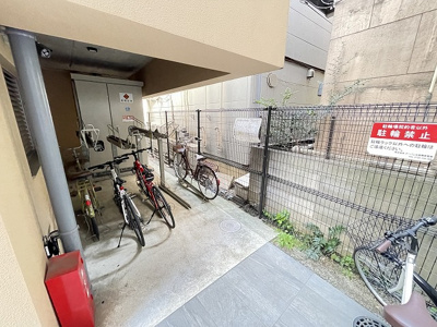 【その他共用部分】 | LOC’S/ロックス相模大野A | 屋根付きの駐輪場があるので雨が降っても安心です☆荷物が重いときに自転車があれば助かりますね！