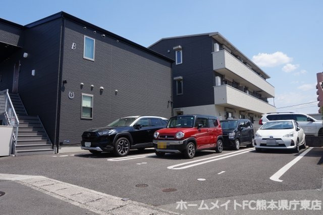 熊本市南区出仲間６丁目のアパートの駐車場