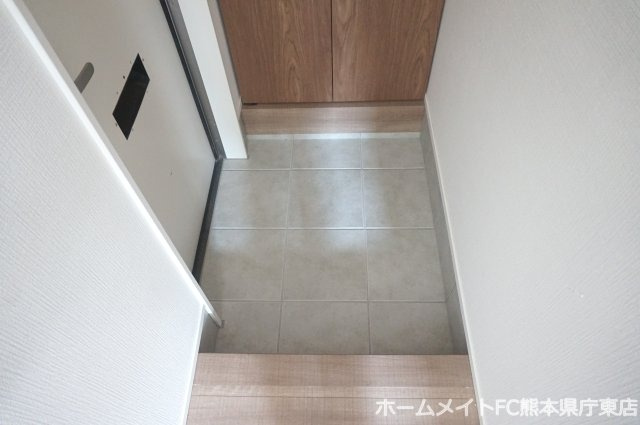 熊本市南区出仲間６丁目のアパートの玄関